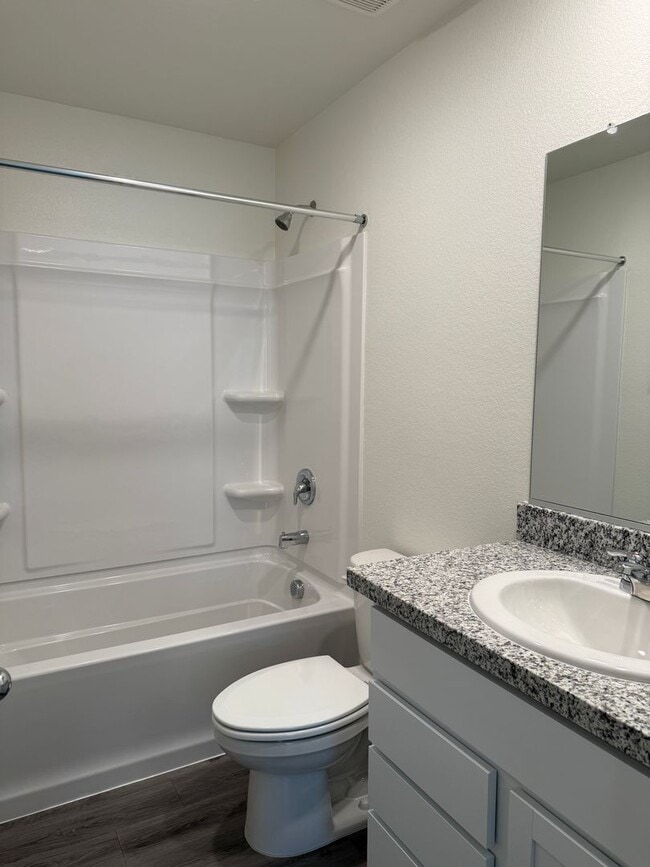 Building Photo - 3 Bed 2.5 Ba 2 Car Garage in Roseville!