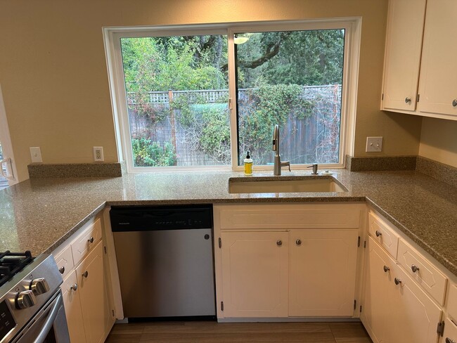 Building Photo - Beautiful custom 3 bedroom 2 bathroom hous...
