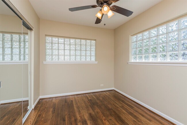 Building Photo - 730 E 8th St