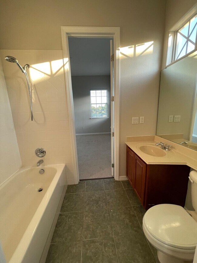 Building Photo - BRISTOL ESTATES 4 BEDRROM, 4 BATHROOMS, 3 CAR GARAGE HOUSE