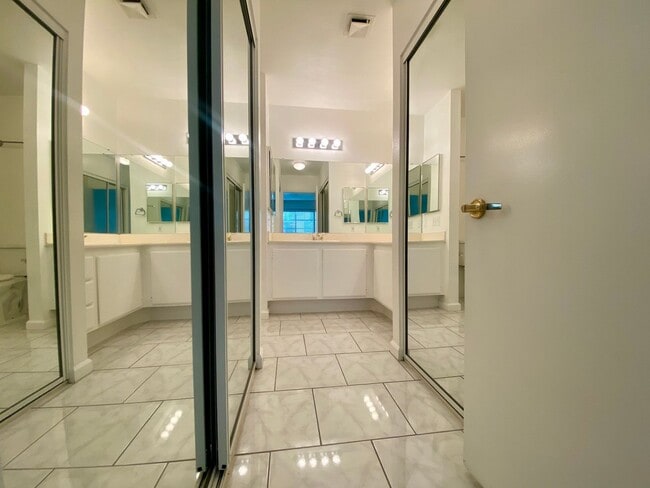 Building Photo - Cozy 2bd/2ba Gated Condo! W/ 2 Community Pools and Spa!