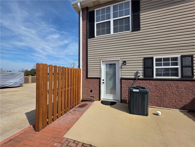 Building Photo - 2400 SE Jayel Terrace