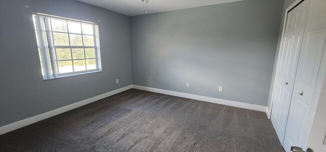 Building Photo - 3 Bedroom 2 Bath Lakefront Townhouse