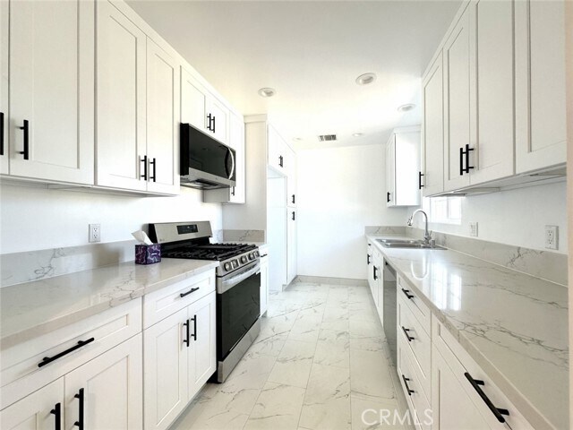 Building Photo - 15210 Cohasset St