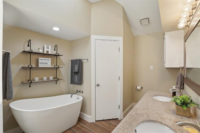 Building Photo - 9 Chimney Rock Dr