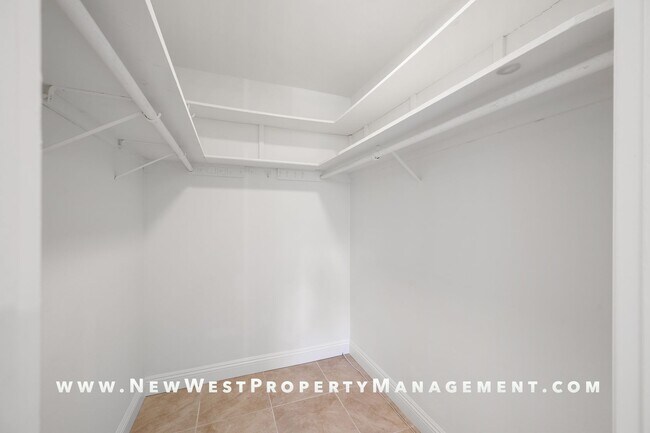 Building Photo - Expansive La Jolla Village 2 Bedroom at De...