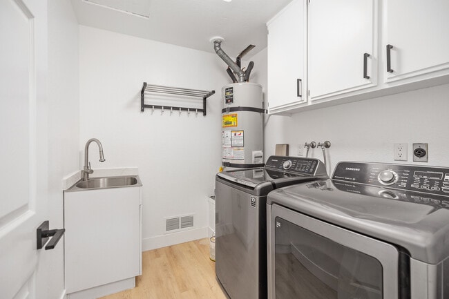 Building Photo - 31 Oak Knolls