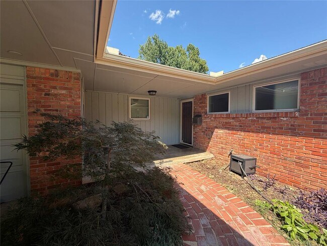Building Photo - 2517 Chateau Dr