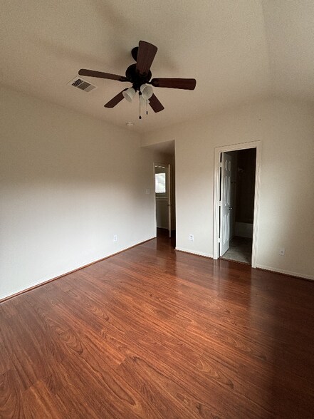 Building Photo - 3008 Clearview Cir