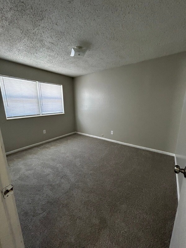 Building Photo - 1411 W Maple Ave