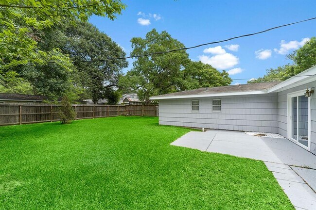 Building Photo - 5522 Ariel St