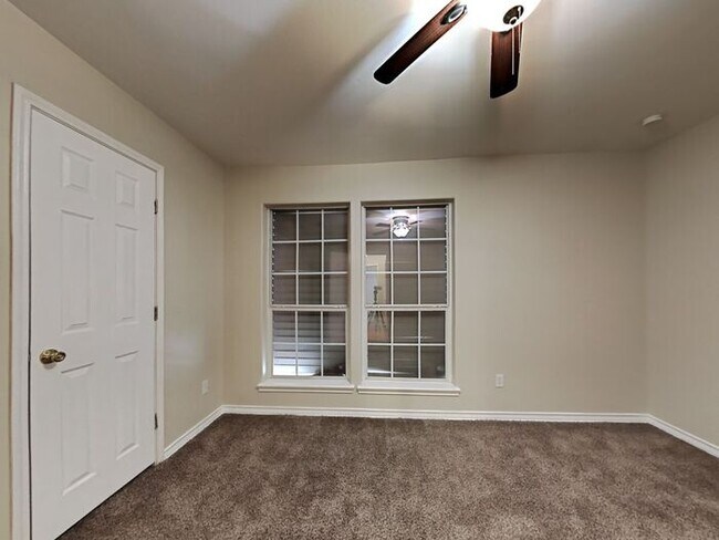 Building Photo - No Application Fees* $1000 off 1st months ...