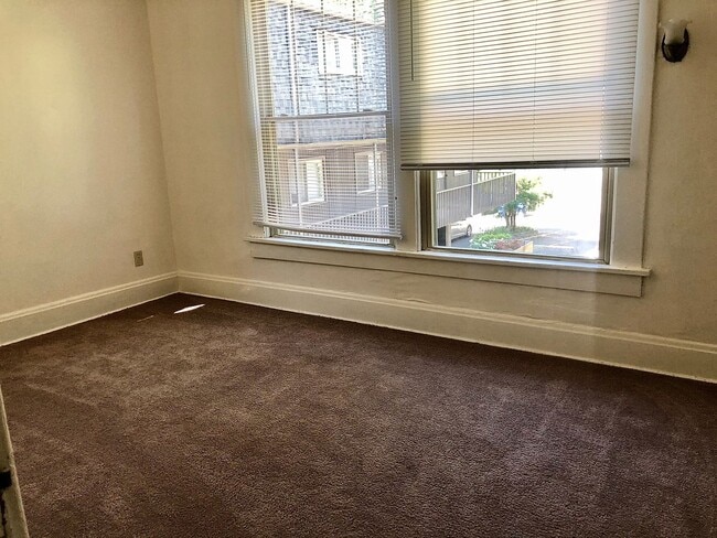 Building Photo - 5 Bedroom House - Walking distance from Central Campus