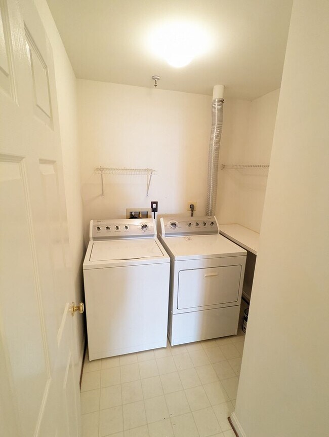 Building Photo - Beautifully maintained ground level condo in Germantown ready by mid April!