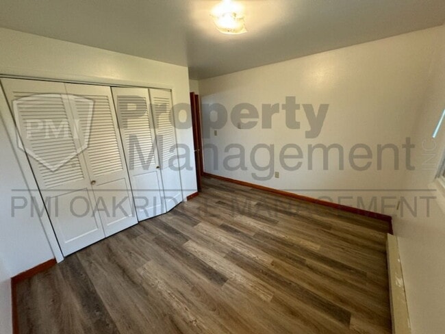 Building Photo - 2 Bed Single Level Apartment