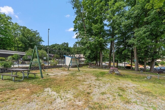 Building Photo - 3 Pembroke Dr