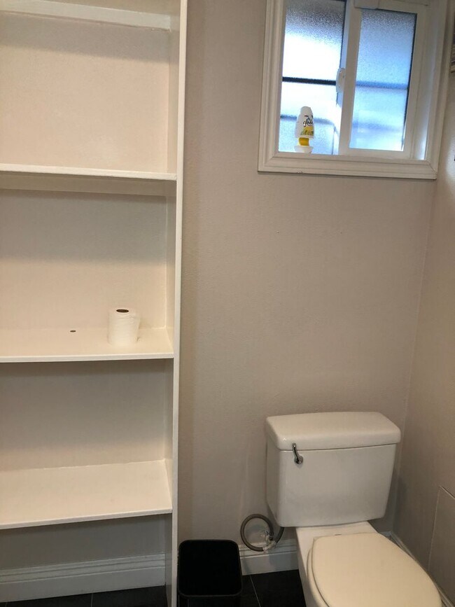 Building Photo - 4 BEDROOM / 2 BATH SINGLE FAMILY HOME W/ CASITA