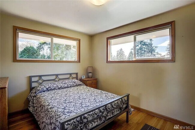 Building Photo - Beautiful and bright 3 bed / 2 bath rambler for rent!