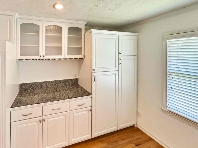 Building Photo - Spacious 3 BR/2 BA Duplex in Austell!