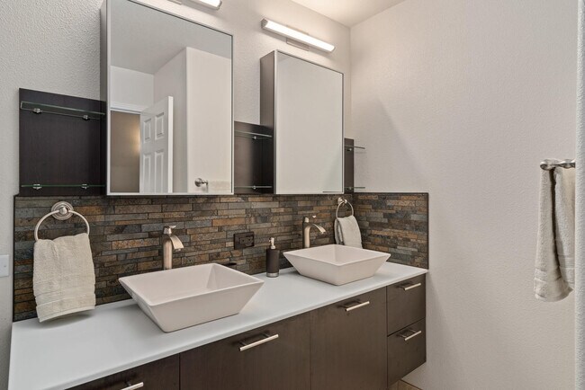 Building Photo - 4 Touchstone