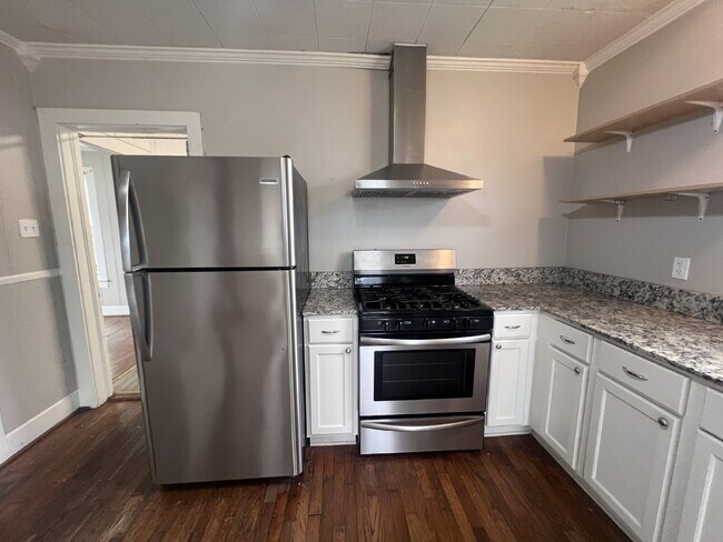 Building Photo - Downtown Home - with Appliances (including Dishwasher)