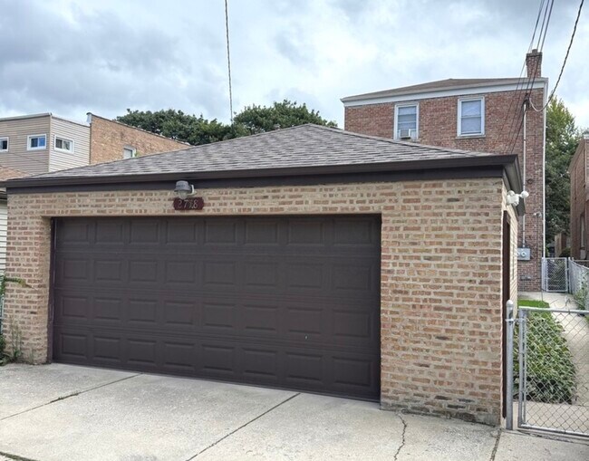 Building Photo - 2718 W Balmoral Ave