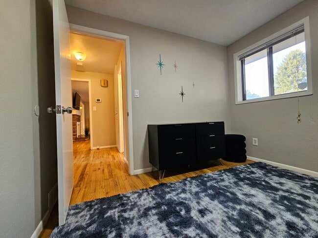 Building Photo - Fully Furnished Mid Century Charmer- month to month/midterm/short term, 3 bedrooms, highly desira...