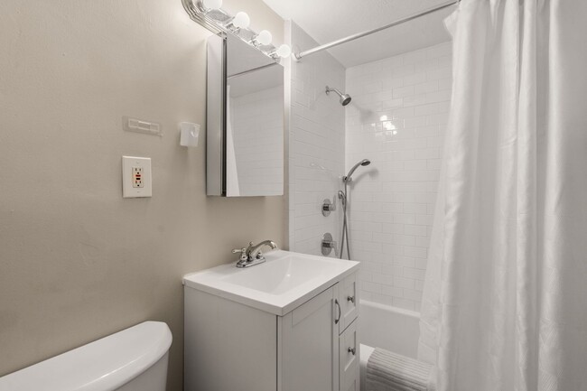 Building Photo - Modern Kitchen - Natural Light - Close to ...
