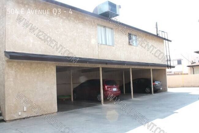 Building Photo - 504 E Ave Q3