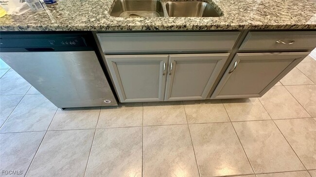 Building Photo - 3034 Royal Gardens Ave