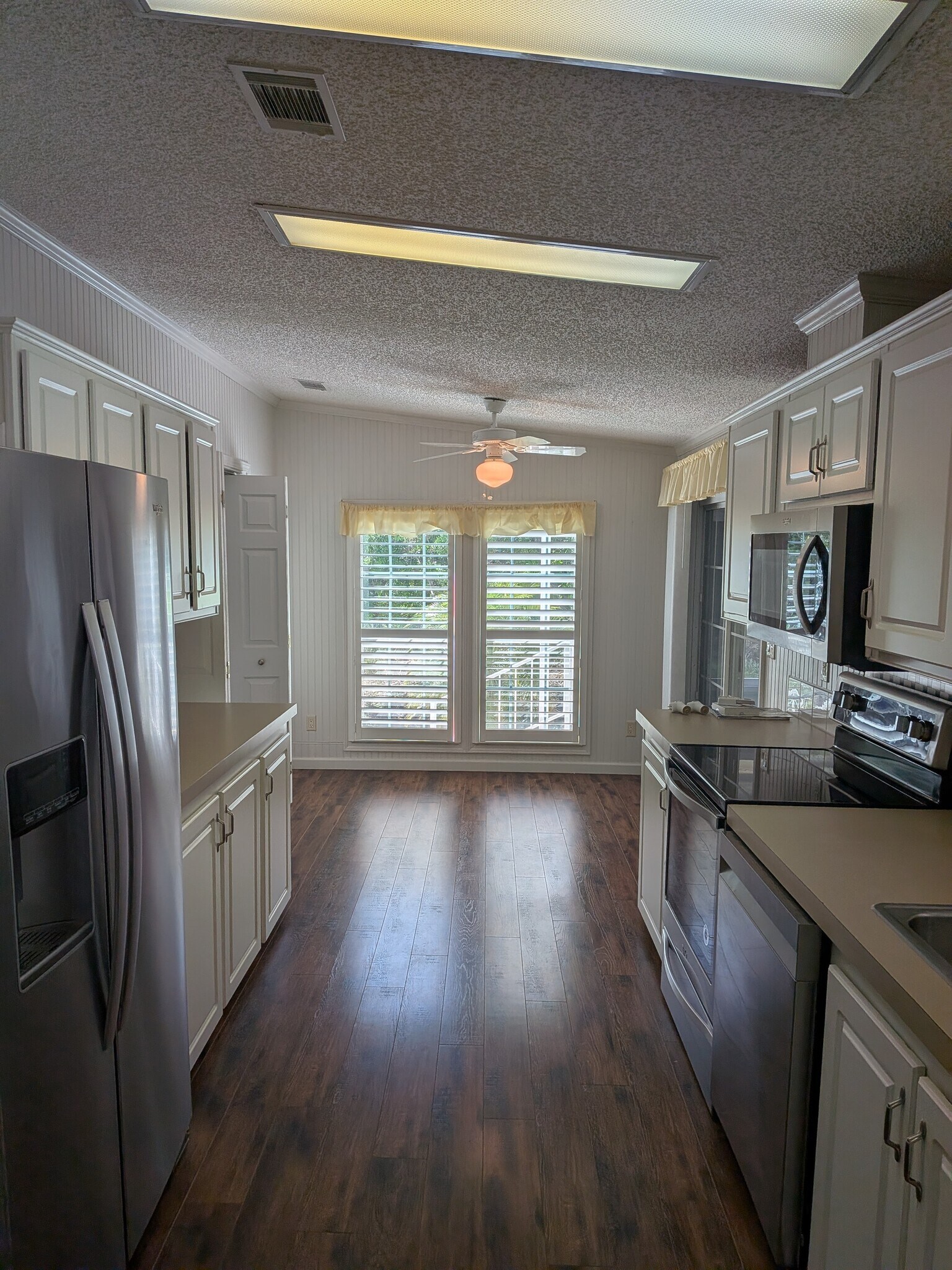 Building Photo - 215 Tiger Lilly Dr