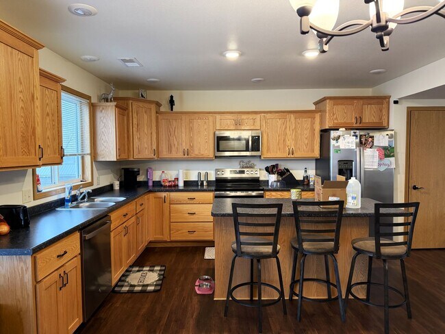 Building Photo - 4 Bedroom Duplex for Rent