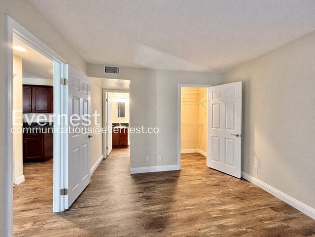 Building Photo - 1 Bed/1 Bath Condo with Modern Amenities / Pet-Friendly / Vouchers Accepted / Available Now!