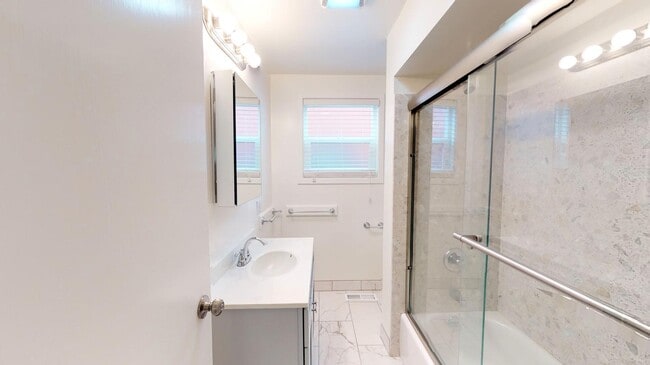 Building Photo - Room in 4 Bedroom Home at 714 Aileen St