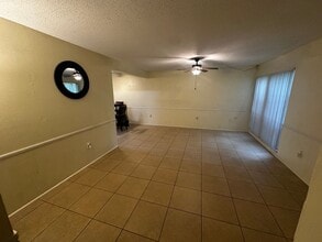 Building Photo - Spacious 2/2 Close to UF