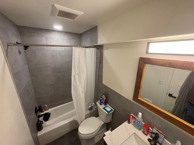 Building Photo - 216 E 7th St