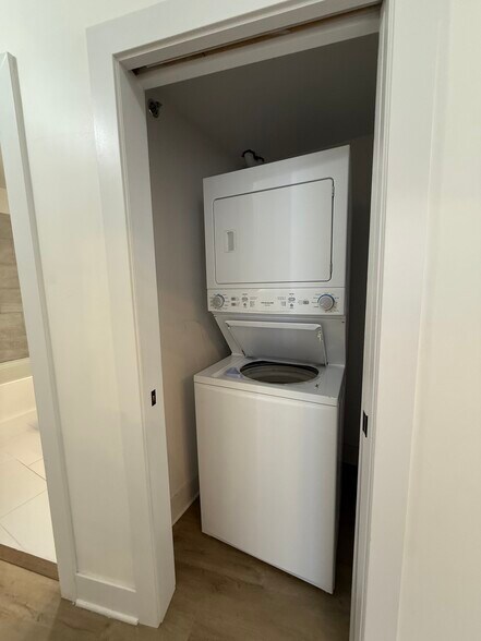 Building Photo - 4735 N Artesian Ave