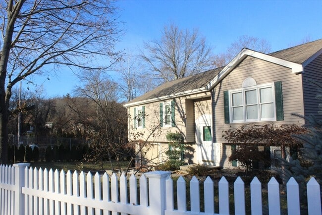 Building Photo - 19 Hillando Dr