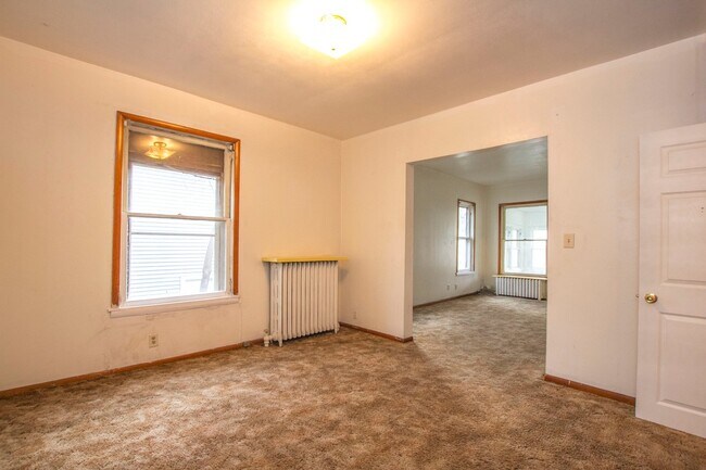 Building Photo - Spacious 3 bedroom 1 bath