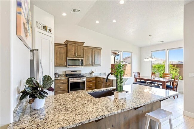 Building Photo - Bright and Spacious 3 Bedroom Home in Wash...