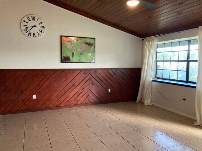 Building Photo - 3806 Lake Dr
