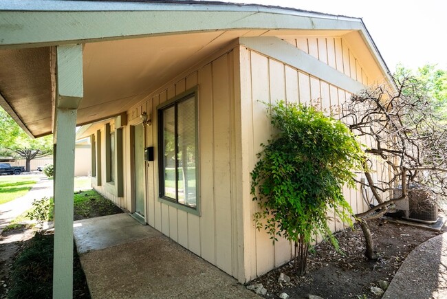 Building Photo - 906 Silver Quail Ln