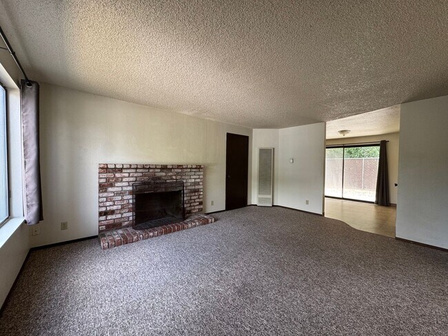 Building Photo - 3040 gregori