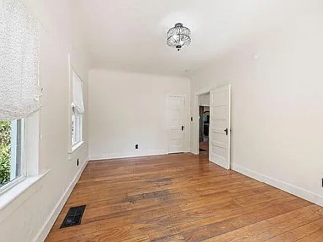 Building Photo - Beautiful vintage home