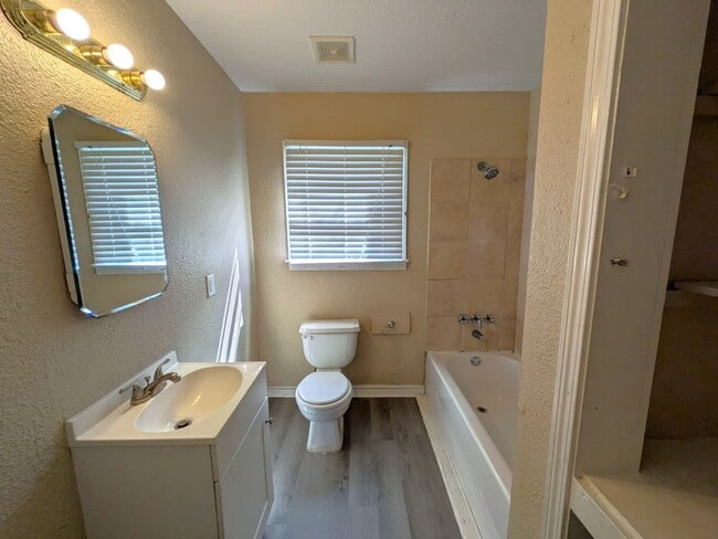 Building Photo - 3820 W Lynwood Dr