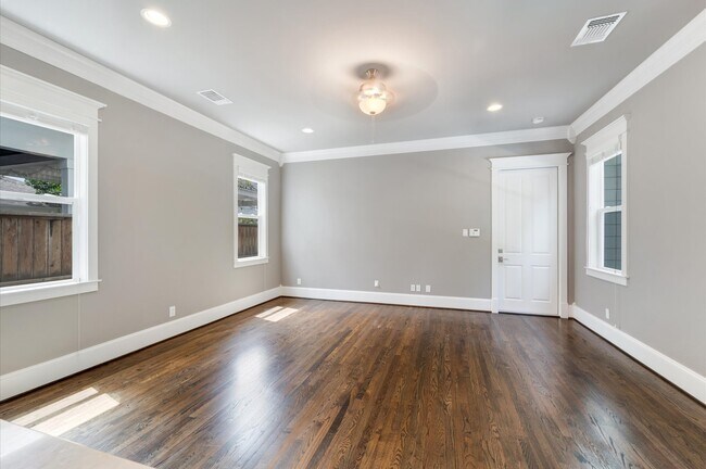 Building Photo - 6 Red Harper Dr