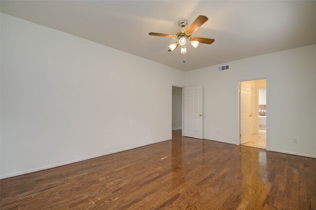 Building Photo - 6 Town Oaks Pl