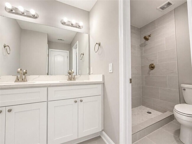 Building Photo - 1707 Hidden Pond Cir