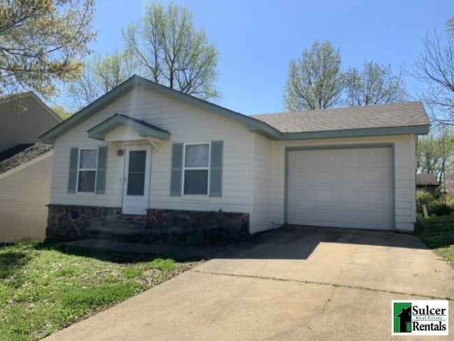 Primary Photo - HOUSE: 3BR 2BA