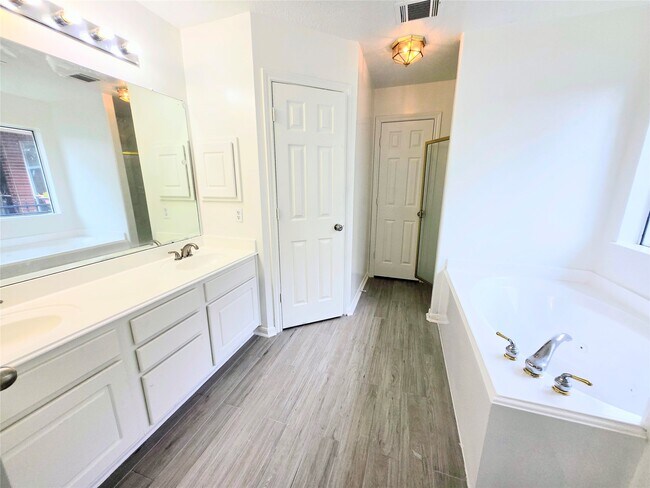 Building Photo - 4018 N Crystal Lake Cir